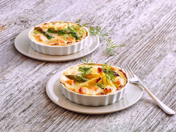 Raffinierter Genuss mit Fisch: Eine Lachs-Spargel-Quiche ist schnell vorbereitet und gart dann im Backofen - zum Brunch oder als festliche Vorspeise ideal (Foto: djd/Eismann).