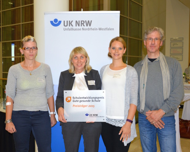 Von links nach rechts: Stojanka Hecker (Elternvertretung), Marita Gröbner (Schulleiterin), Anne Kothe und Siegbert Engel (Lehrkräfte) - Foto: Förderschule Sprache des Oberbergischen Kreises.