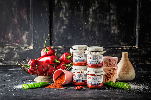 Ungarische Paprika sind seit jeher die Basis für aromatische Aufstriche und Pasten. Foto: djd/Tarpa