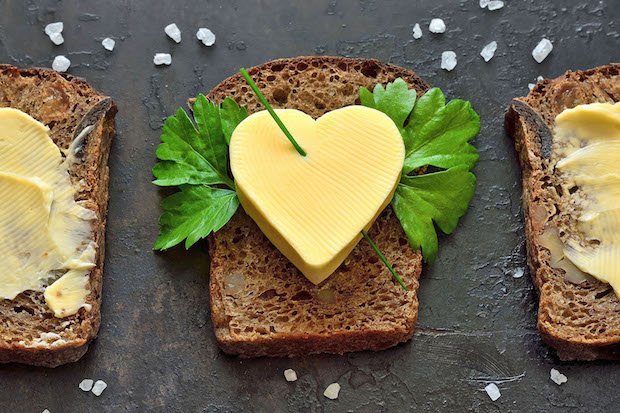 Butter oder Margarine aufs Brot? Neue Studien geben den pflanzlichen Fetten den Vorzug. Foto: djd/www.sojola.de/shutterstock