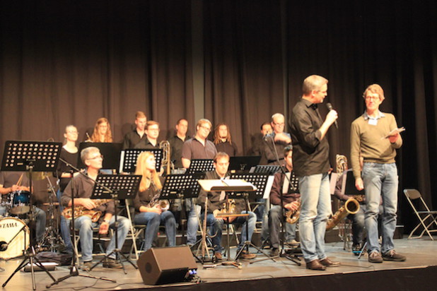 BIG STUFF mit Leiter Ralf Hesse und Jurymitglied Thomas Haberkamp vor dem Auftritt in Duisburg - Foto: Hansestadt Wipperfürth (Musikschule).