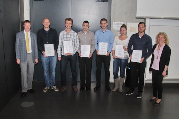 Erster Platz für (v.l.) Gordon Bradley, Aaron Apollo Dreckmann, David Klassen, Maximilian Krämer, Natascha Kretschmer und Jan Merkert. Dietmar Hardt (links) von der TH Köln und Marion Minneker von Unitechnik (rechts) gratulierten - Foto: TH Köln.