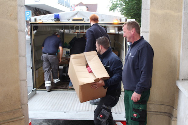 Die zahlreichen Sachspenden werden im ehemaligen Hohenzollernbad gelagert und von dort in Erstaufnahmeeinrichtungen transportiert (Foto: OBK).