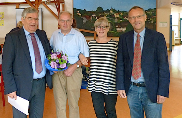 Zur Feier des 40-jährigen Dienstjubiläums von Hans-Peter Jonas gratulieren Landrat Hagen Jobi, Frau Konrektorin Dorothea Marquart und Schulleiter Joachim Schöpe (Foto: Helen-Keller-Schule).