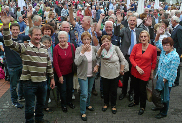 Freude bei der Delegation der Benrother, mit Minister Johannes Remmel und Ursula Mahler, stellvertretende Landrätin des Oberbergischen Kreises (Foto: OBK).