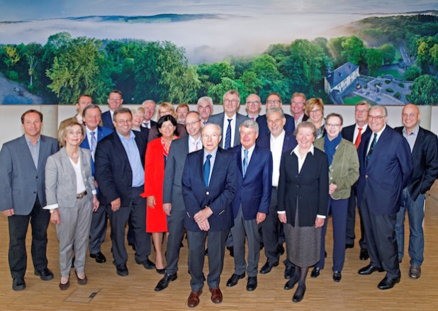 Museumsdirektorin Dr. Gudrun Sievers-Flägel und der Leiter der Biologischen Station Oberberg, Frank Herhaus (beide links) begrüßten die Kuratoren des Fördervereins NRW-Stiftung auf Schloss Homburg (Foto: NRW-Stiftung/Stefan Ziese).