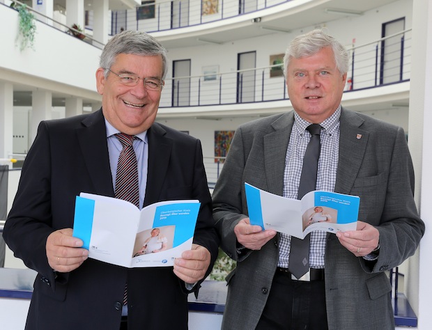 Auch Landrat Hagen Jobi und Sozialdezernent Dr. Jorg Nürmberger informierten sich über die Sportangebote für Senioren im Oberbergischen. (Foto: OBK)