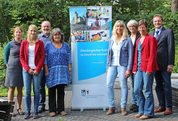 Heike Haude (Kreisjugendamt, v.l.), Julia Radder (feeria), Jochen Schacht (Kreisjugendamt), Christel Kirsch (Jugend- und Begegnungsstätte Waldbröl), Andrea Poranzke, Leiterin Jugendzentrum Hückeswagen, Karin Kohl (Kreisjugendamt), Susanne Schlichtmann (Projekt: „Eltern als Akteure“) und Bernd Selbach (Landschaftsverband Rheinland) - Foto: OBK.