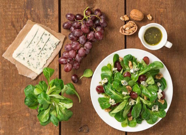 Mit Weintrauben, Blauschimmelkäse und einem leckeren Dressing wird Feldsalat zum raffinierten, herbstlichen Genuss. Foto: djd/knorr