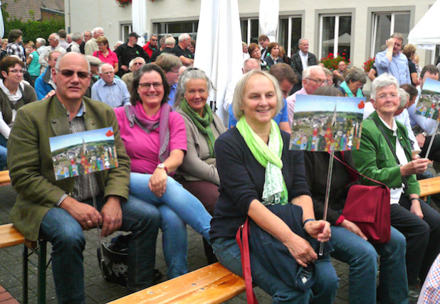 Spannung: die Delegation aus Kreuzberg wartet auf die Ergebnisse (Foto: OBK).