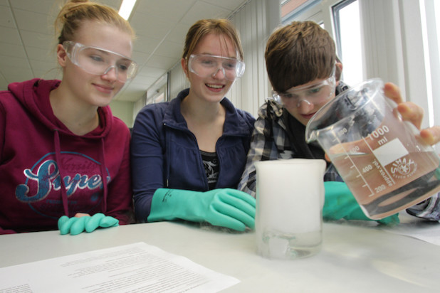 Experimentieren in der Herbstakademie: spannende Kurse und Angebote für Schülerinnen und Schüler, die sich für Naturwissenschaften und Technik interessieren (Foto: OBK).