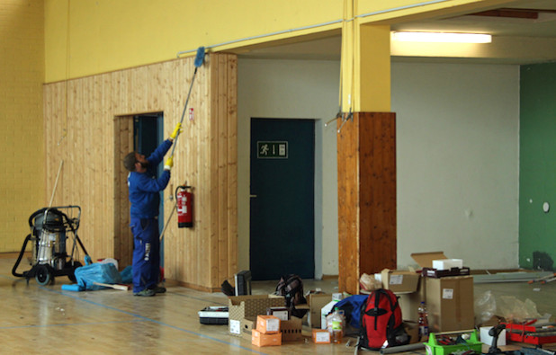 Bis kurz vor Unterbringung der Flüchtlinge wurde an der Herrichtung der Gebäude gearbeitet (Foto: OBK).