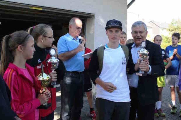 Jonas Hausendorf bei der Überreichung des Siegerpokals mit Landrat Hagen Jobi (Foto: Rüdiger Nolte/Gesamtschule Marienheide).