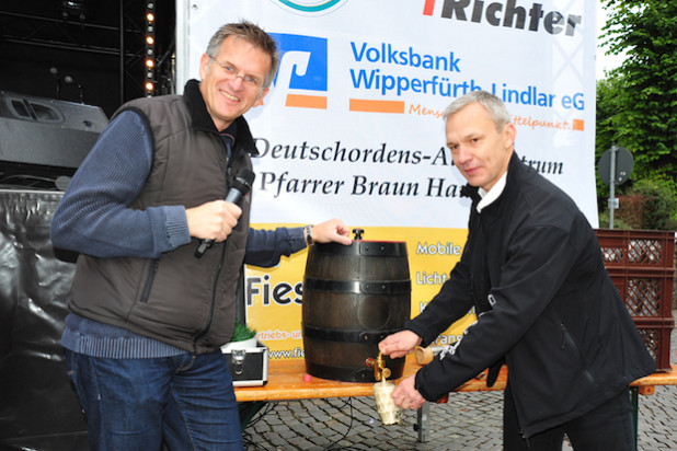 Der Fassanstich mit Georg Hensch und Georg Ludwig (Foto: AGLindlar, Quelle: Thilo Fünger)