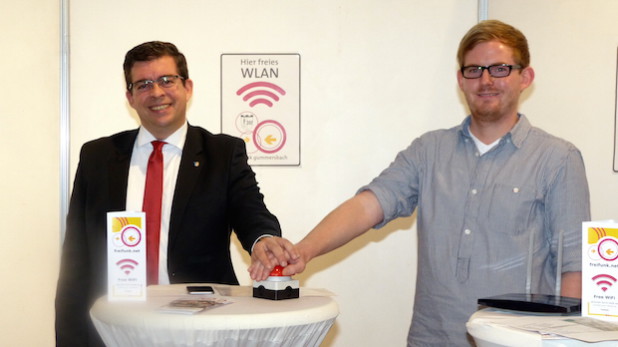 Bürgermeister Frank Helmenstein und Freifunker Mirco Drehsen schalten den Hotspot im Gummersbacher Rathaus frei (Foto: Stadt Gummersbach).