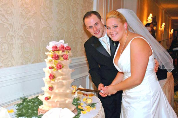 Die Hochzeitstorte aus Baumkuchen wird selbstverständlich von den Brautleuten gemeinsam angeschnitten (Foto: djd/Salzwedeler Baumkuchenbetriebe Bosse GmbH/mensatic).