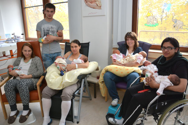 Von links: Karolina und Simon Mista mit Olaf und Nico, Ewelina Hirsz mit Lena und Erik, Miriam Schenck mit Lara und Maya sowie Saba Salabat mit Ayesha und Fatima (Foto: Klinikum Oberberg GmbH).