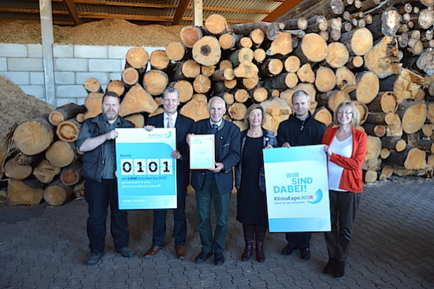 Dr. Heinrich Dornbusch, Vorsitzender Geschäftsführer der KlimaExpo.NRW (2.v.l.), übergab Kay Boenig, 1. Vorsitzender des ZebiO e.V. (3.v.l.), die Urkunde zur Aufnahme in die Expo (Foto: KlimaExpo.NRW).