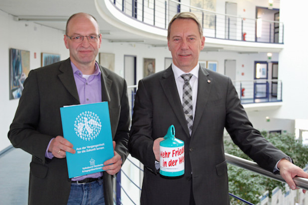 Der Geschäftsführer der VdK Oberberg, Andre Steiniger, und der Kreisvorsitzende Jochen Hagt werben für die Haussammlung im Oberbergischen Kreis (Foto: OBK).