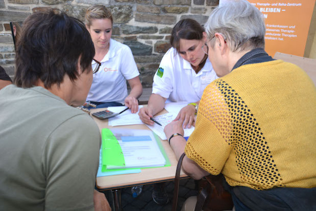 Neben einem Infostand der Ergo- und Physiotherapeuten, die über Therapien nach einem Schlaganfall beraten, gibt es beim Weltschlaganfall-Tag Workshops, Vorträge und Gelegenheit zur individuellen Beratung (Foto: Klinikum Oberberg).