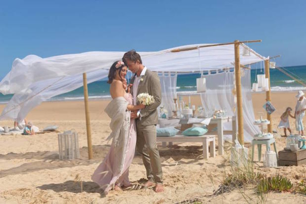 Weißer Pulversand, leises Meeresrauschen und traute Zweisamkeit - schöner kann eine Hochzeit kaum sein (Foto: djd/Cewe).