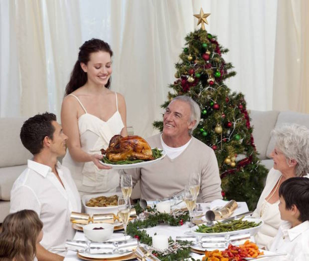 Ein leckerer Weihnachtsbraten ist Genuss pur. Damit er nicht auf den Magen schlägt, kann man sein Verdauungssystem sanft unterstützen (Foto: djd/Hepacyn-Forschung/WavebreakMediaMicro/Fotolia).