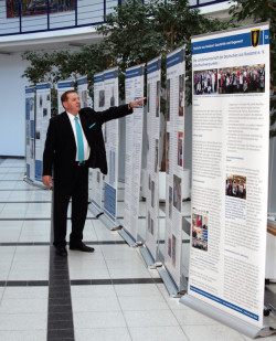 Projektleiter Jakob Fischer, Verein Landsmannschaft der Deutschen aus Russland e.V., erläutert den Aufbau der Wanderausstellung (Foto: OBK).