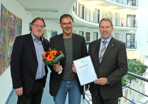 Gratulation zum 25-jährigen Dienstjubiläum (v.l.n.r.): Dr. Ralf Mühlenhaus, Leiter des Amtes für Rettungsdienst, Brand und Bevölkerungsschutz; Christoph Friedrichs und Landrat Jochen Hagt (Foto: OBK).