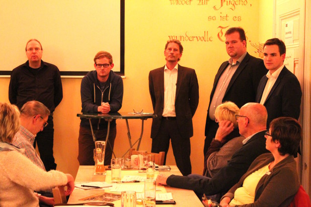 Vlnr: Ulf Kreutzberg (Freifunk), Mirco Drehsen (Freifunk), Thorsten Willkes (AT Aggertechnik GmbH), Kai Spiekermann (AT Aggertechnik GmbH) und Johannes Diehl (FDP Stadtratsmitglied und Moderator des Abends). Foto: Sven Oliver Rüsche (sor)