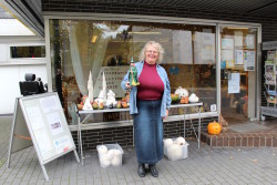 Marion Becker vor ihrem Beckeramik Geschäft in Marienheide. Foto: Sven Oliver Rüsche