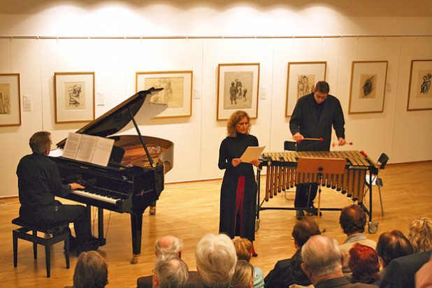 Marita Breuer, begleitet von Wolfgang Breuer und Vibraphonist Matthias Strucken, bei einer Konzertlesung (Foto: Käthe Kollwitz Museum).
