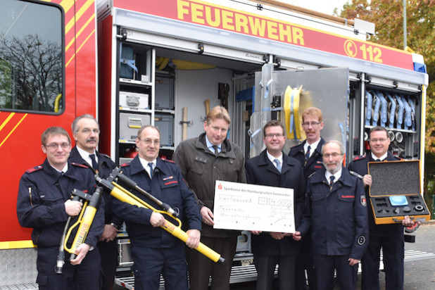 Spendenübergabe durch das neue Vorstandsmitglied Thomas Roß an die Feuerwehr Marienberghausen für Zubehör zum neuen Fahrzeug am 13. Oktober 2015 - Foto: Wolfgang Abegg.
