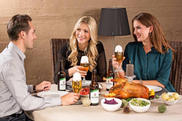 Die knusprige Weihnachtsgans mit Klößen und Rotkohl zählt zu den "Klassikern" an den Feiertagen - die Herkunft dieser Tradition kennt allerdings kaum noch jemand (Foto: djd/Brauerei C. & A. Veltins).