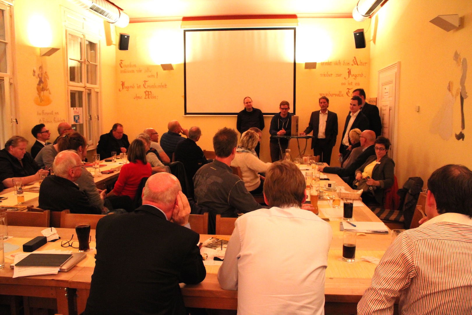 Großes Interesse gestern Abend im Gummersbacher Brauhaus. Wie möchte die IG Gummersbach ein gratis WLAN Netz realisieren? Foto: Sven Oliver Rüsche (sor)