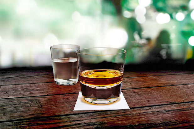 Master Blender Chris Clark beispielsweise trinkt seinen Whisky meist mit etwas Wasser verdünnt. Foto: djd/www.diageo.com