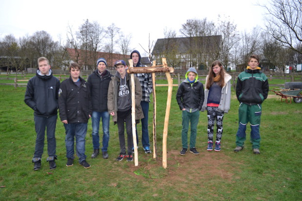 Schülerinnen und Schüler der Klasse O2 der Janusz-Korczak-Schule mit dem eingepflanzten Klarapfel (Foto: Thomas Trappe, LVR).