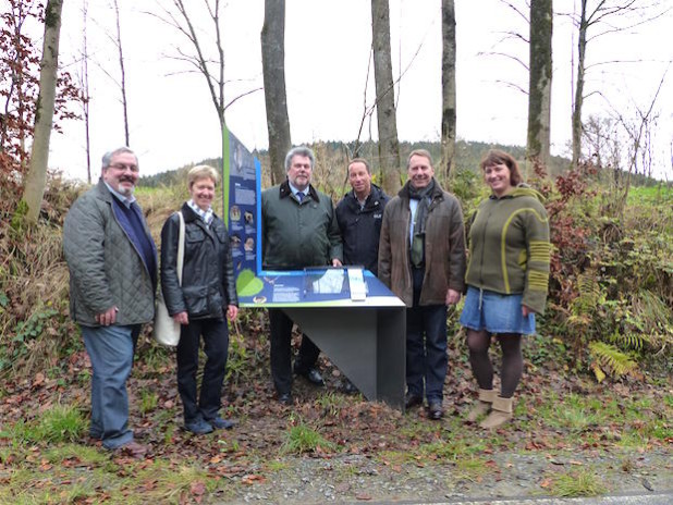 Die Eröffnung in Marienheide. Die Teilnehmer von links nach rechts: Stefan Meisenberg (Bürgermeister Marienheide), Franziska v. Andrian-Werburg (Bezirksregierung Köln), Thomas Knura (Volksbank Oberberg), Frank Herhaus (Biologische Station Oberberg), Landrat Jochen Hagt und Christiane Mattil (Biologische Station Oberberg) - Foto: Biologische Station Oberberg.