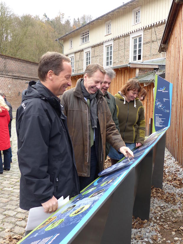 Die Eröffnung in Radevormwald. Teilnehmer von links nach rechts: Frank Herhaus (Biologische Station Oberberg), Landrat Jochen Hagt, Thomas Knura (Volksbank Oberberg), Christiane Mattil (Biologische Station Oberberg) und Susanne Fischer (Wupperverband) - Foto: Biologische Station Oberberg.