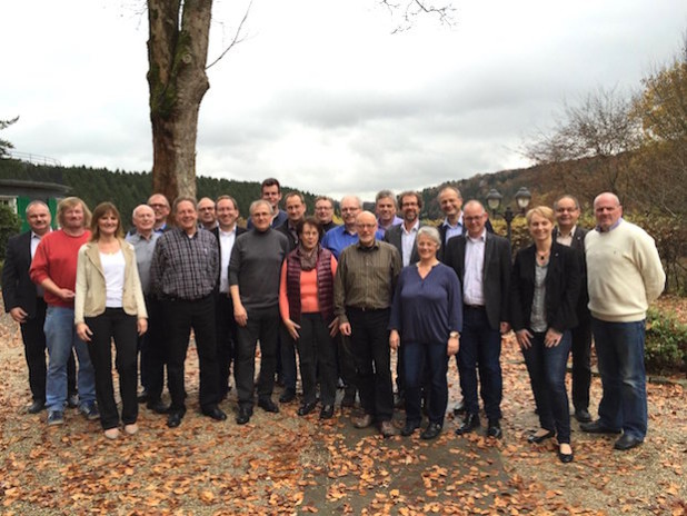 Die Teilnehmer der Arbeitstagung aus beiden Städten treffen sich mit Moderatorin Margit Stockdreher (3. von links) zu einem Gruppenbild (Quelle: Schloss-Stadt Hückeswagen).