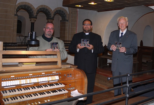 Vorstellung der neuen Orgel-CD: Pfarrer Tobias Zöller (m.) und die beiden Organisten Dr. Dirk van Betteray (l.) und August Pielsticker (r.). Foto: C. Buchen