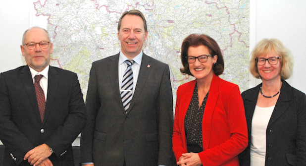 Der stellvertretende Regierungspräsident Wilhelm Steitz (v.l.), Landrat Jochen Hagt, Regierungspräsidentin Gisela Walsken und Sigrun Köhle (Leiterin Abteilung II Bezirksregierung Köln) - Foto: Bezirksregierung Köln.