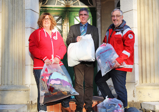 Beate Kronenberg, Dietmar Kascha (Leiter des Amtes für Soziale Angelegenheiten der Oberbergischen Kreises) und DRK-Kreisgeschäftsführer Rolf Braun vor dem Hohenzollernbad (Foto: OBK).