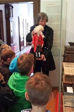 Anschaulich berichtet der Haushofmeister über die vornehme Gesellschaft am Hofe (Foto: Museum und Forum Schloss Homburg).