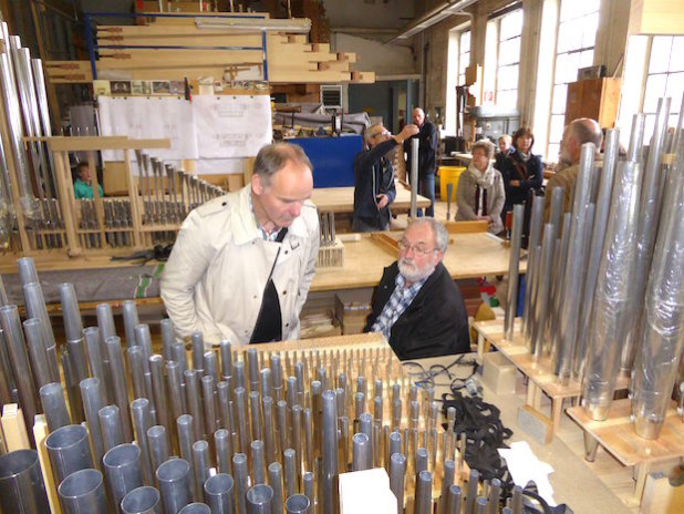 Aufmerksam verfolgte die Morsbacher Besuchergruppe die Vorträge von Norbert Wisnewski während der Führung durch die Orgelbauwerkstatt Klais in Bonn (Foto: Heimatverein Morsbach).
