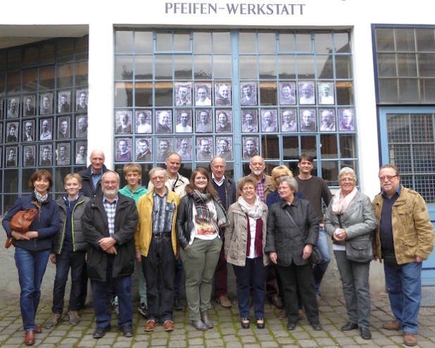 Die Morsbacher Besuchergruppe vor der Pfeifenwerkstatt der Orgelbaufirma Klais in Bonn (Foto: Heimatverein Morsbach).