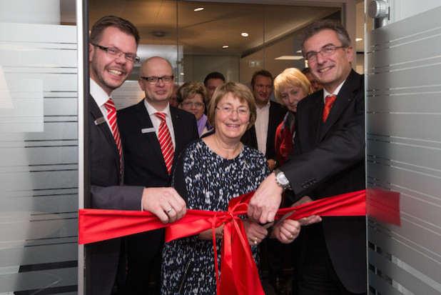 Die Wiedereröffnung der umgestalteten Regional-Filiale Engelskirchen der Kreissparkasse Köln feierten (v. l.): Peter Ueberberg, Regionaldirektor, Benno Wendeler, Direktor der Direktion Oberberg, Dawn Stiefelhagen, stellvertretende Bürgermeisterin der Gemeinde Engelskirchen, und Dr. Klaus Tiedeken, Vorstandsmitglied der Kreissparkasse Köln (Foto: Kreissparkasse Köln).