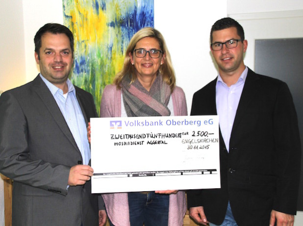 Helge Trippe (l.) und Benjamin Kirchner, Angestellte der Firma Twinworx, übergaben den Scheck an die Hospizdienstleitung, Kerstin Bockemühl-von Rappard - Foto: Malteser Hilfsdienst e.V.