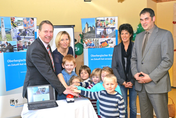 Landrat Jochen Hagt (v.l.), Julia Jürgeleit (Jugendamtselternbeirat Oberbergischer Kreis), Andrea Könen (Leiterin JUH Kita Schnellenbach) und Steffen Lengsfeld (Regionalvorstand Johanniter) schalteten das Elternportal gemeinsam mit Kindern der Johanniter-Kita Schnellenbach frei (Foto: OBK).