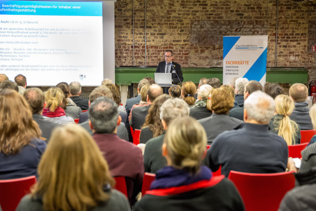 Rund 90 Unternehmerinnen und Unternehmer nahmen an der Informationsveranstaltung in der Halle 32 teil (Foto: Panousi- Fotografie).