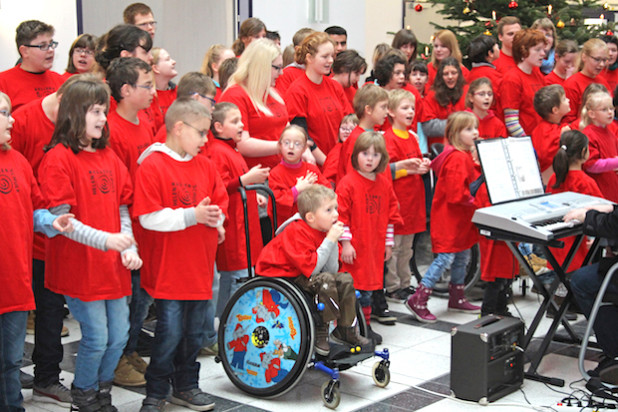 Die Minis und Maxis überzeugten mit ihrem Gesang (Foto: OBK).